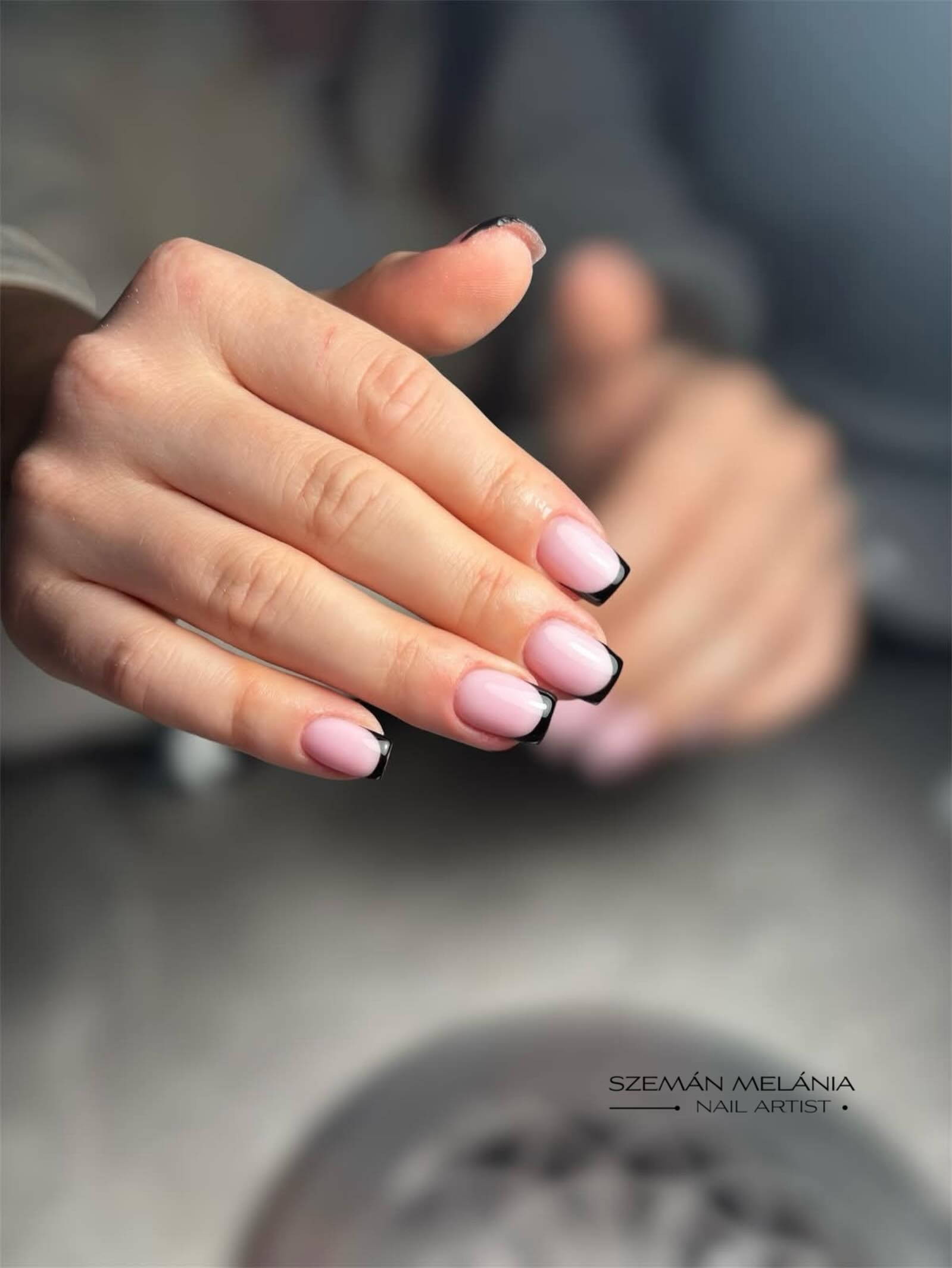 Rosé Maniküre mit schwarzem French-Rand