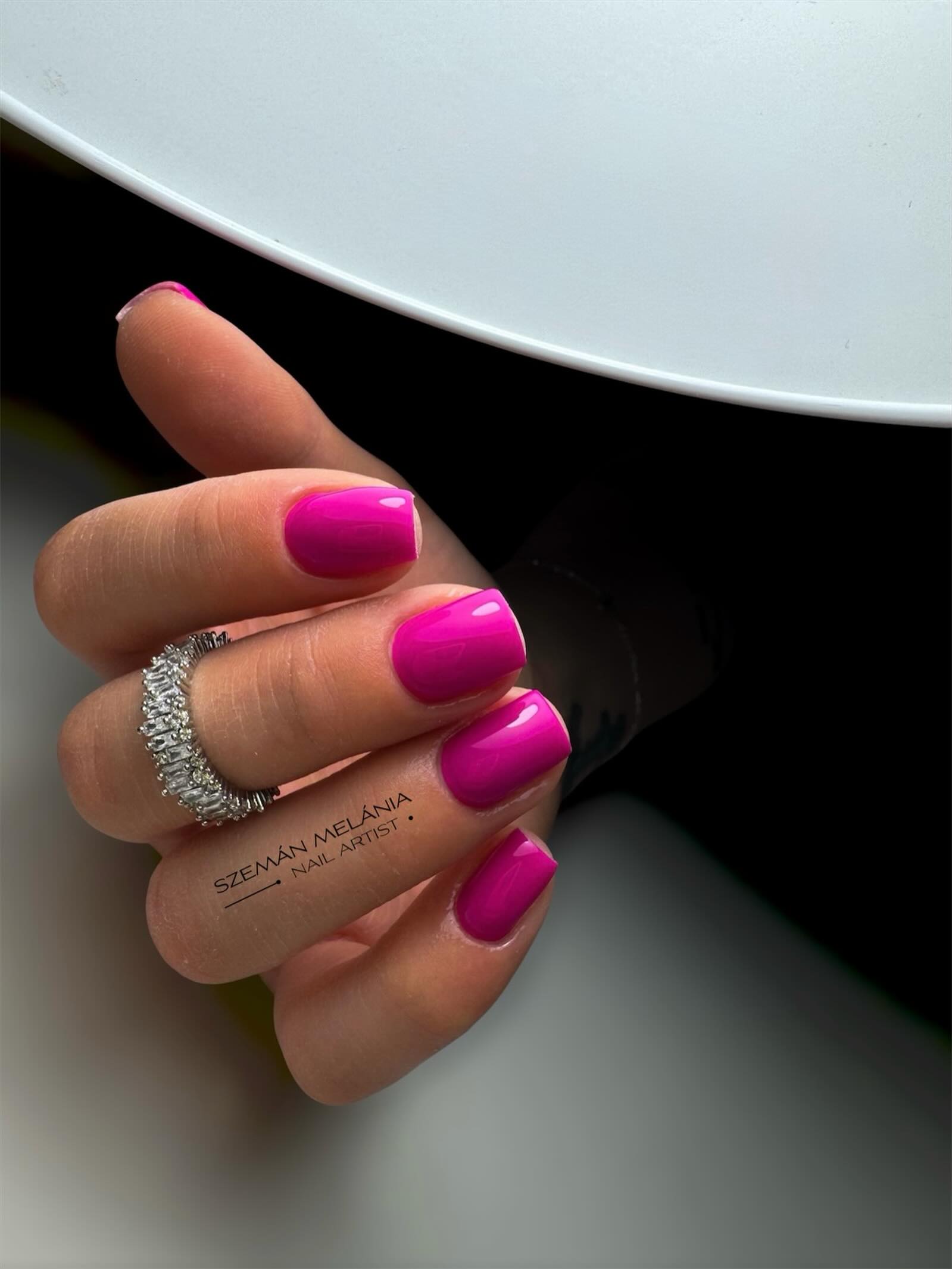Glänzende Nagelmodellage