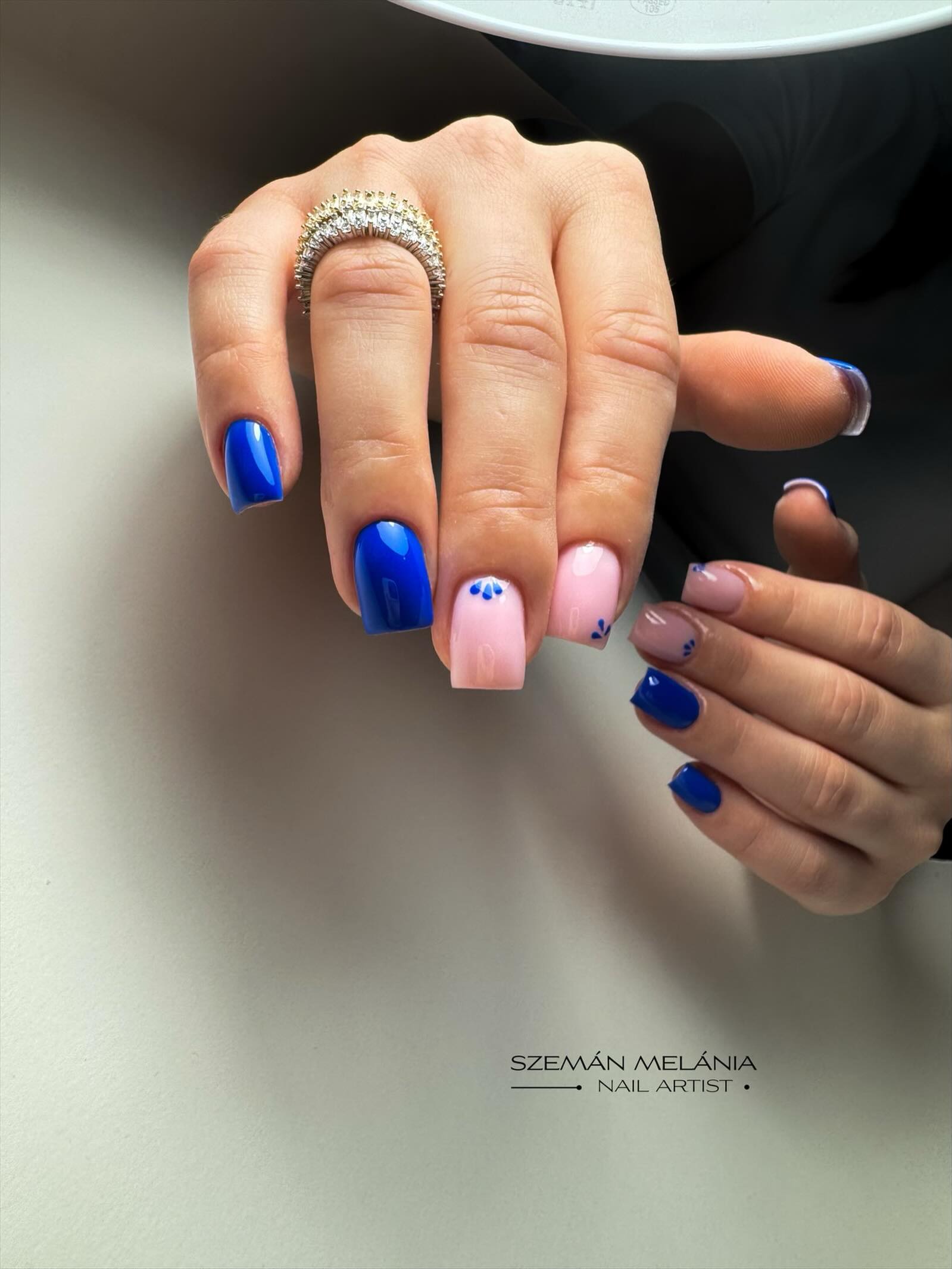 Royalblaue Nägel mit feinen Akzenten und Rosé