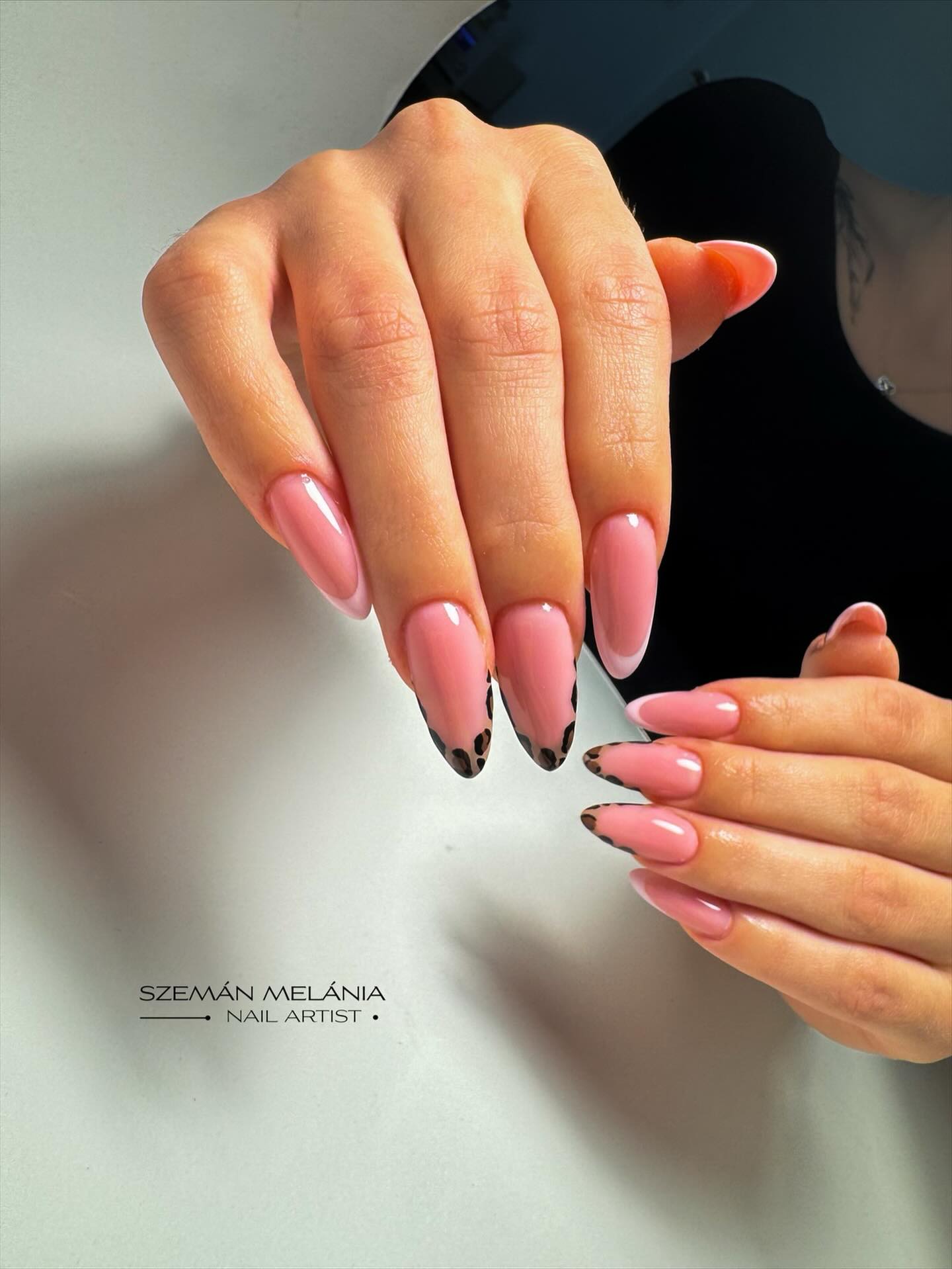 Nude Maniküre mit feinen Leopard-French-Spitzen