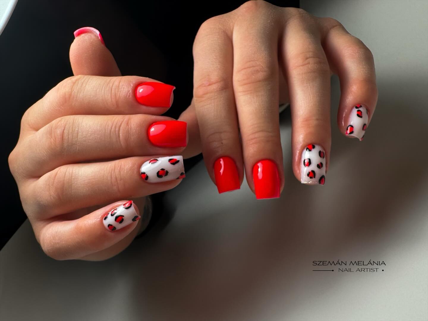 Rote Nägel mit Leoparden-Akzent