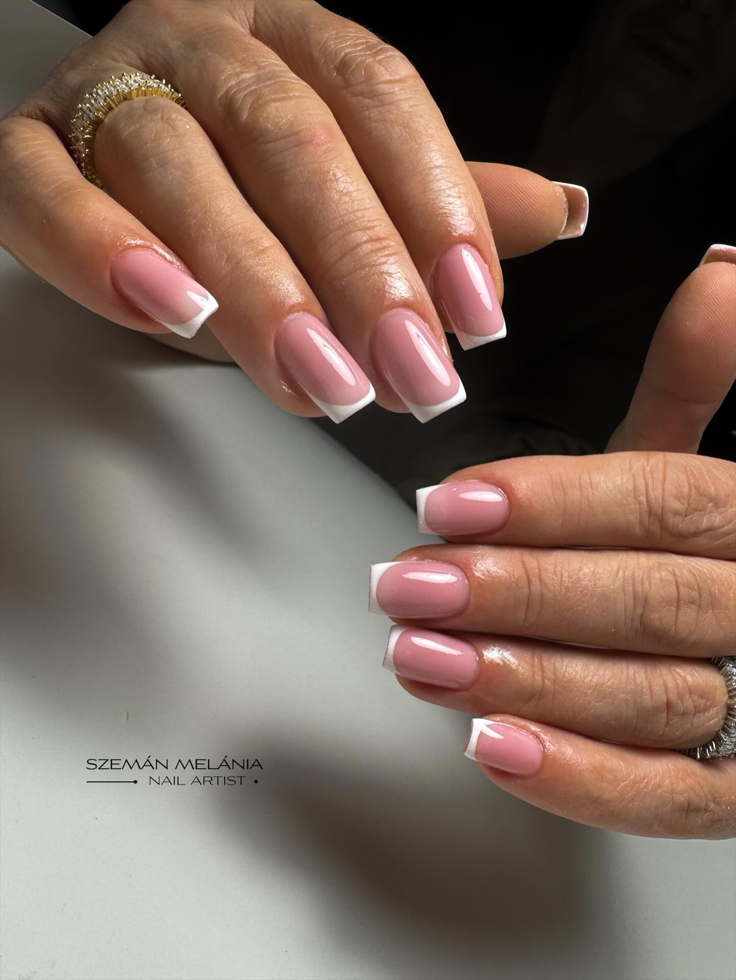 Dezente French-Maniküre in Rosé und Weiß
