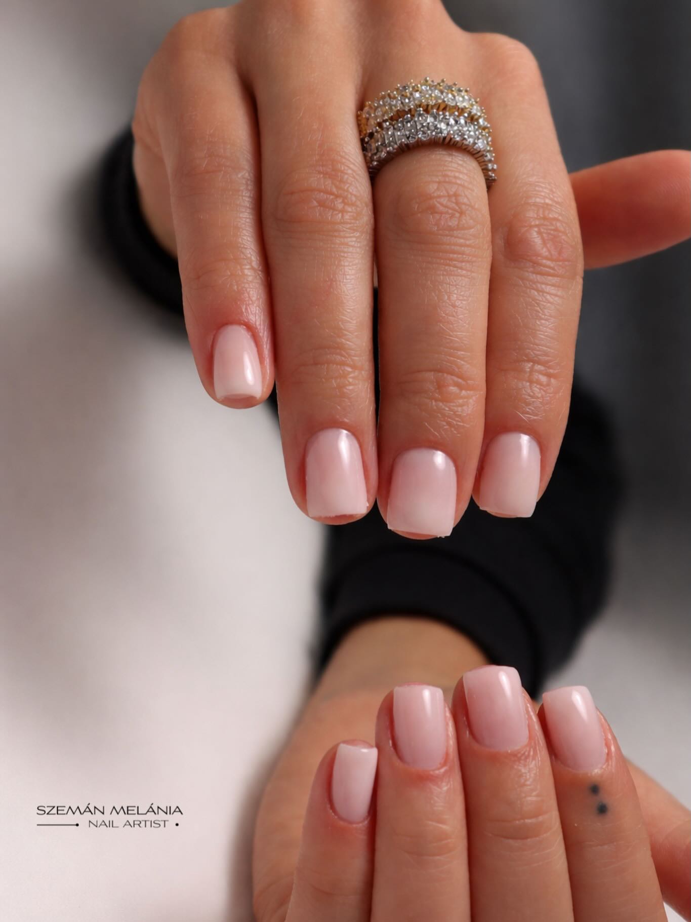 Zarte Nude Maniküre mit Schmuck